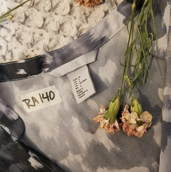 🌻🌺🌻H&M HI-LOW BLOUSE!! - Picture 4 of 6